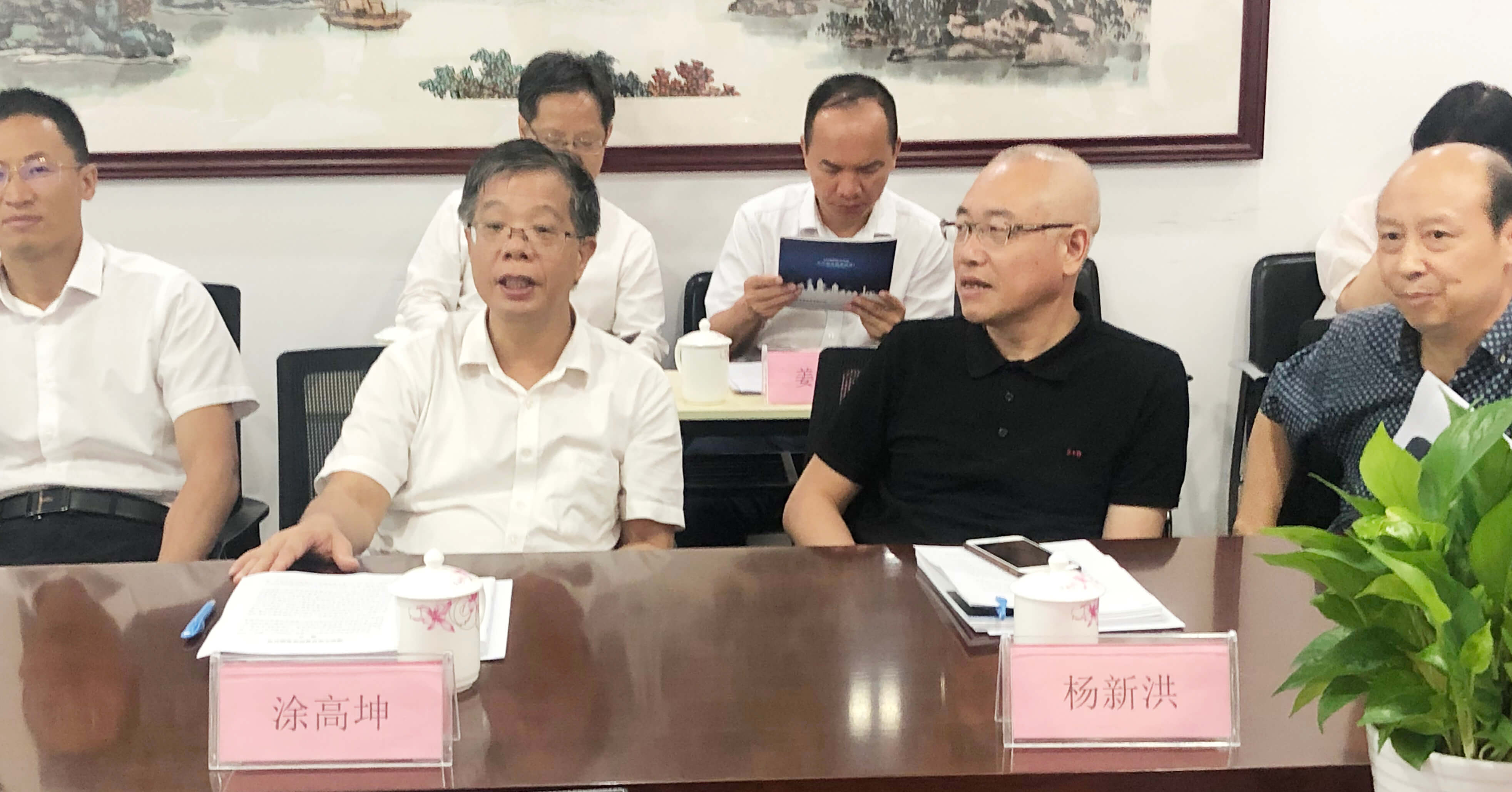 調(diào)研組認(rèn)真聽取優(yōu)特普董事長(zhǎng)聶懷東的匯報(bào)與介紹