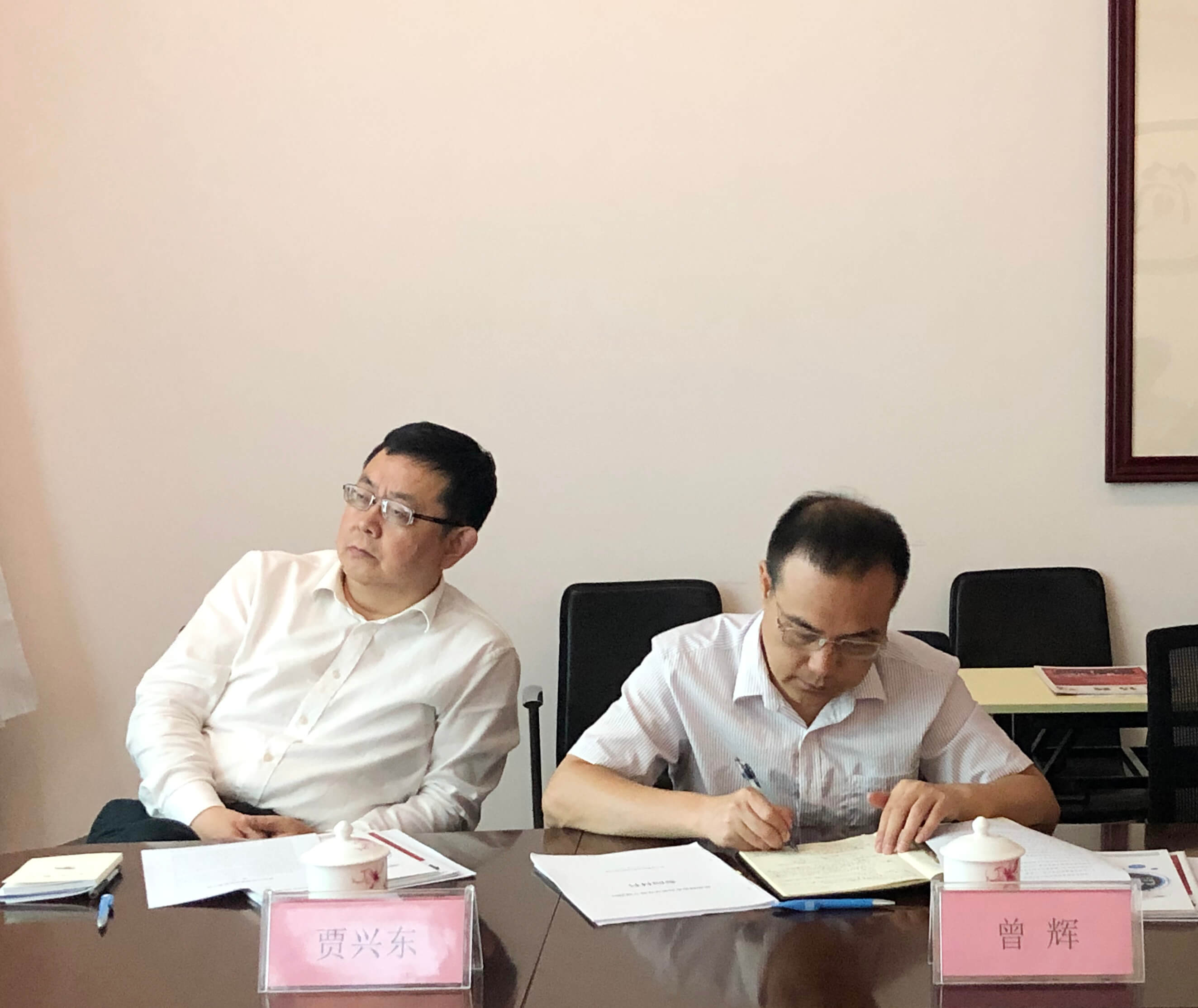 深圳市工信局局長(zhǎng)賈興東及調(diào)研組仔細(xì)聆聽聶董介紹優(yōu)特普